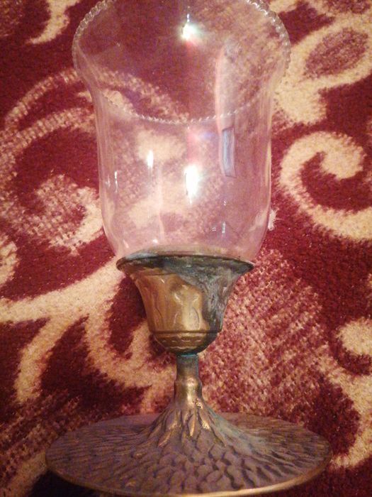 Чаши и чиния ваза червено стъкло и порцеланов сервиз за чай