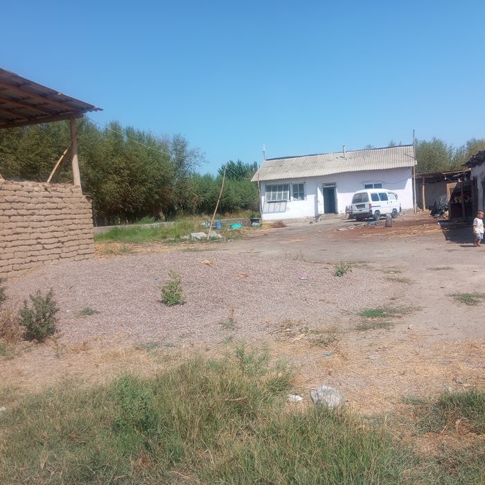Uchastka ,uy sotiladi.Yashashga 3xona uy,oshxona,molxona ,
