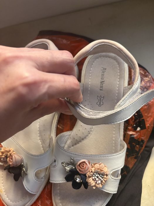 Продам сандали и детские кроссовки