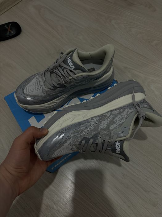Кроссовки HOKA серо-белые