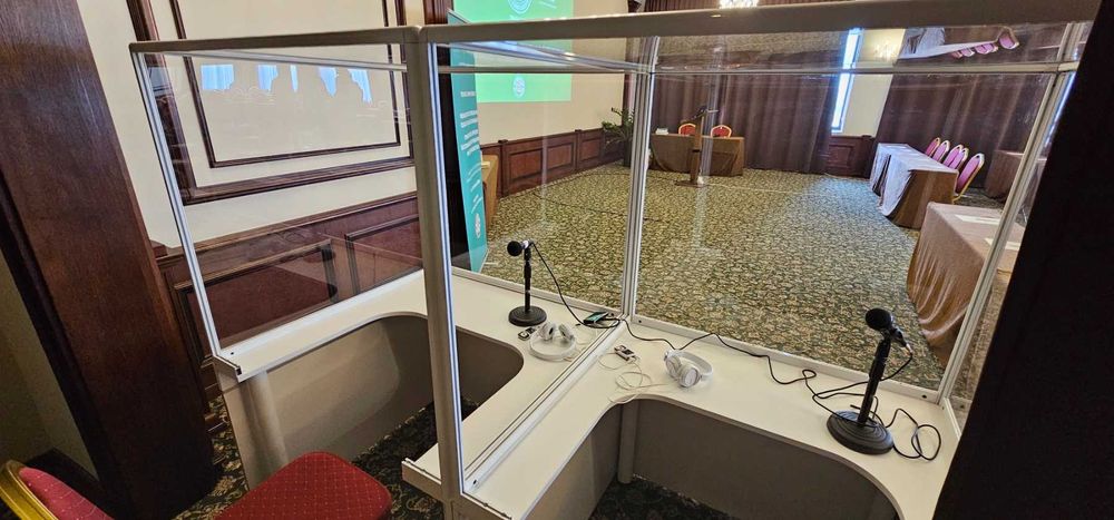 двойна преводаческа кабина и оборудване за симултанен превод, под наем