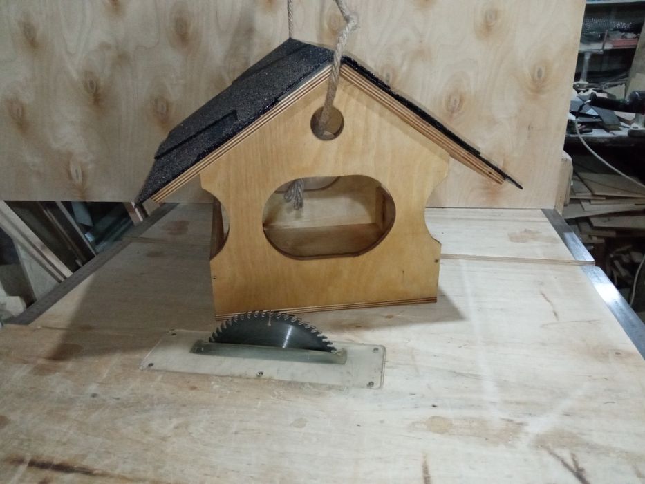 Кормушка для птиц, белок