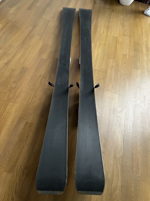 Set Schiuri Atomic 151cm si bețe 115 cm.