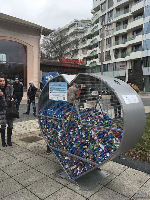 Метално сърце за събиране на пластмасови капачки