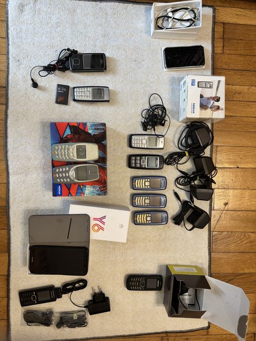 Titlu: Lot uriaș 13 telefoane colecție: iPhone 4, Samsung, Huawei la CUTIE + Nokia & accesorii Preț: 1100 Lei