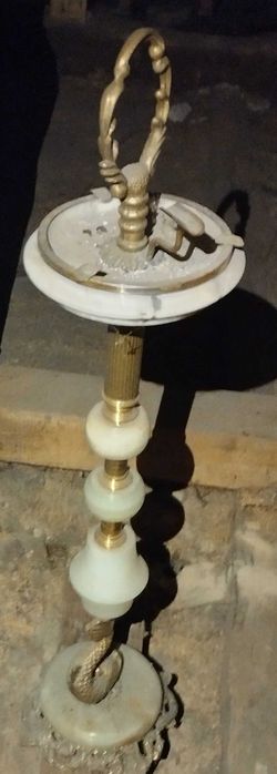 Свободностоящ пепелник, изработен от обработен месинг и мрамор,