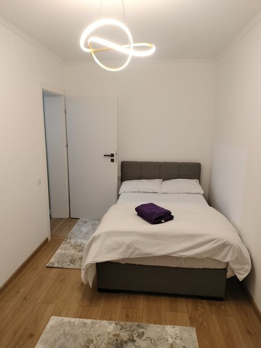 Se inchiriaza apartament cu 3 camere in bloc, cu loc de parcare inclus