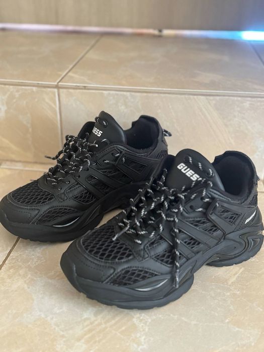 Чисто нови обувки Guess