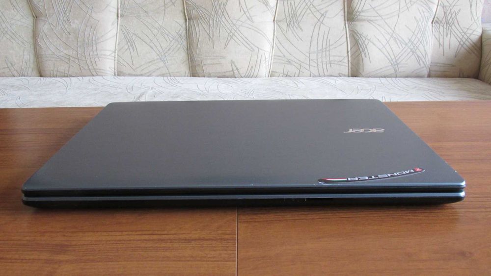 17.3 инча Acer с 8 GB DDR3 и SSD 240GB