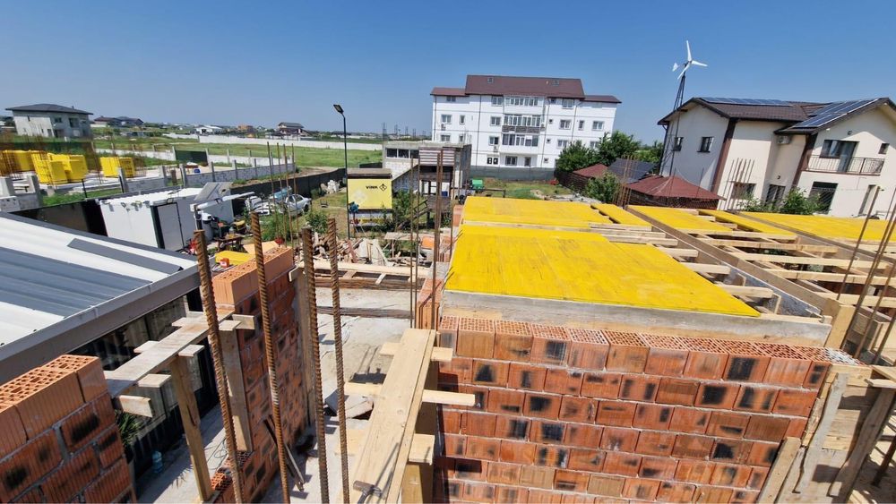 Executăm case la rosu