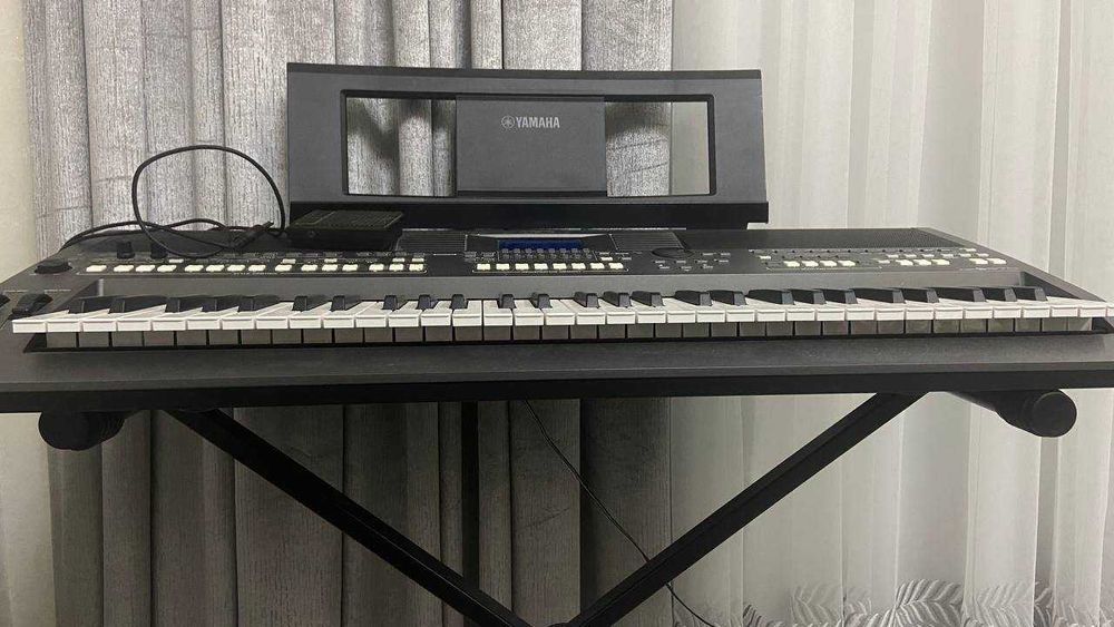 Синтезатор Yamaha PSR-670 с подствкой для нот в комплекте