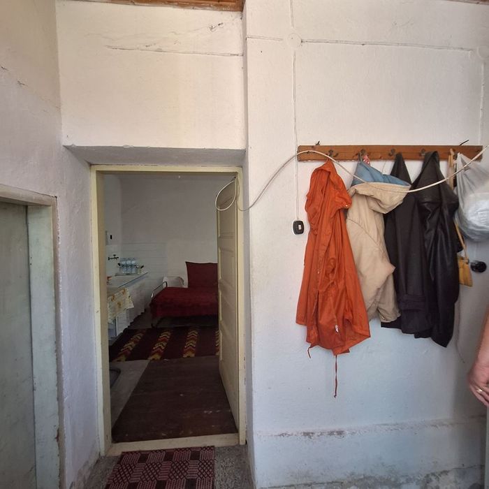 Къща в с. Пещерна! Спокойна и озеленена среда!