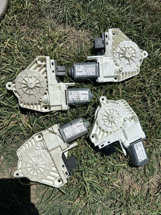 Стъклоповдигач моторче брава модул врата Audi Q7 4L ауди кю7 4л