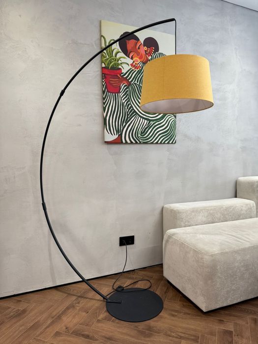 Продам торшер в отличном состояний