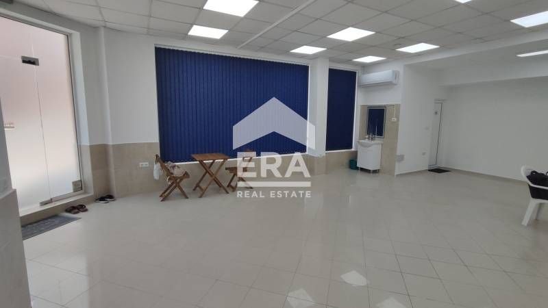 Търговско помещение с 5 паркоместа за под наем в кв. Възраждане, с пло