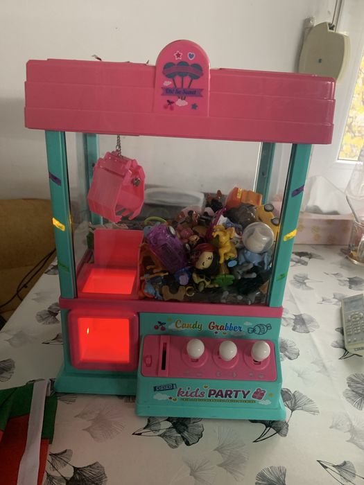 Claw machine/играчка-щипка с подарък мини играчки към нея