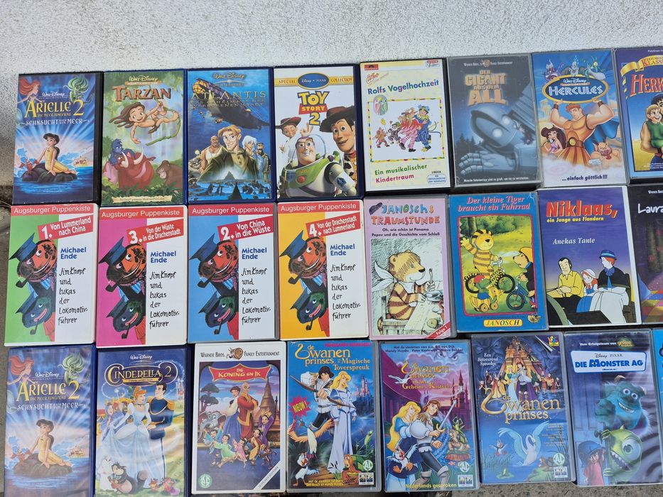 Vând 55 casete video VHS originale cu filme animație