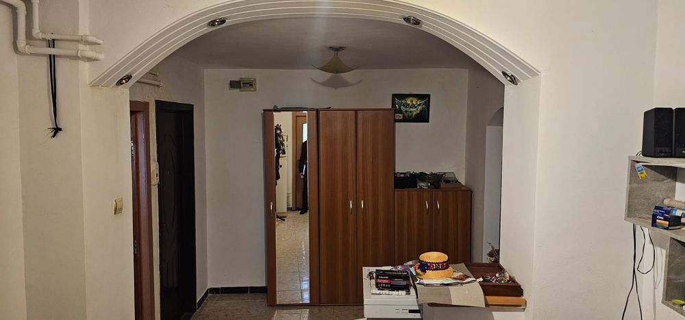 Apartament cu 3 camere, decomandat, Targoviste