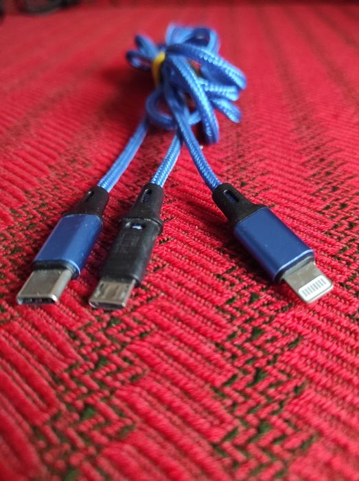 Cablu USB cu trei mufe MiniUSB,  tip C si mufa Iphone.
