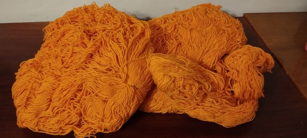 Продам полушерстяннную пряжу.