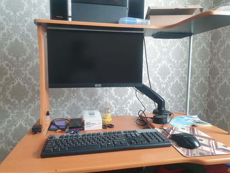 Игровой монитор почти новый 22 с кронштейном.