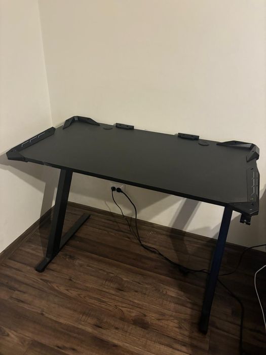 Vând birou gaming cu LED