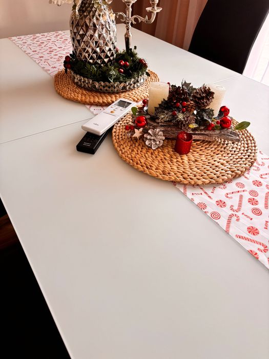 Трапезна разтегателна маса от неръждавейка и матирано стъкло