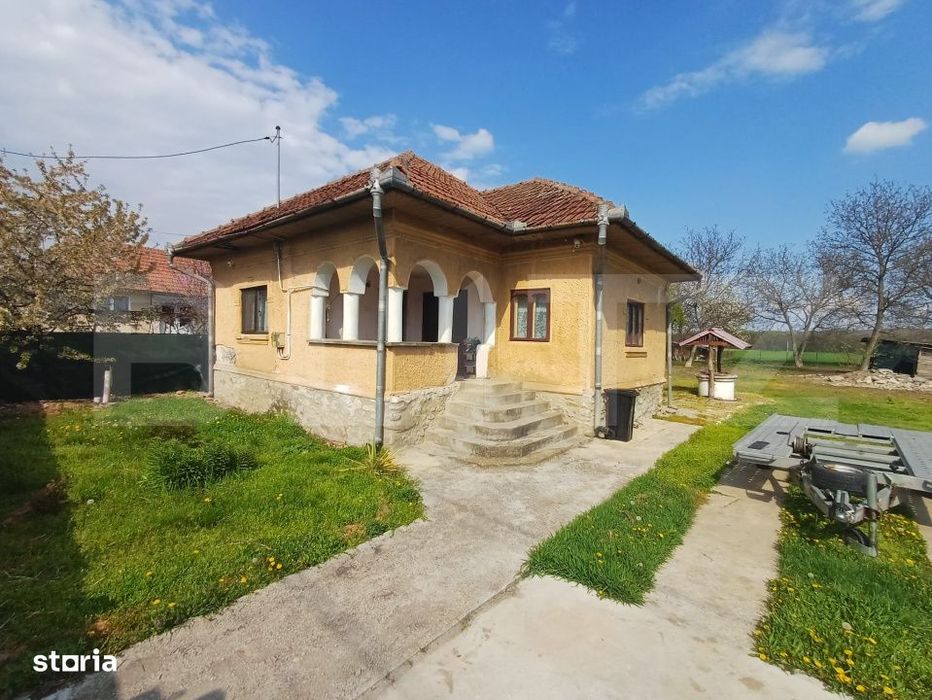Casa batraneasca, renovabila, 1000 mp, front 18 ml, zona Arcani