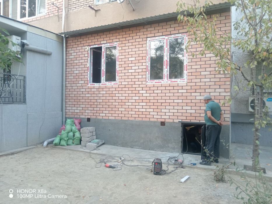 Кладка кирпича балконов Решотки козерок