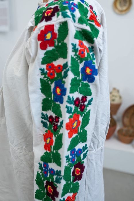 Ie/costum traditional/popular/cusută manual/moldovenesc