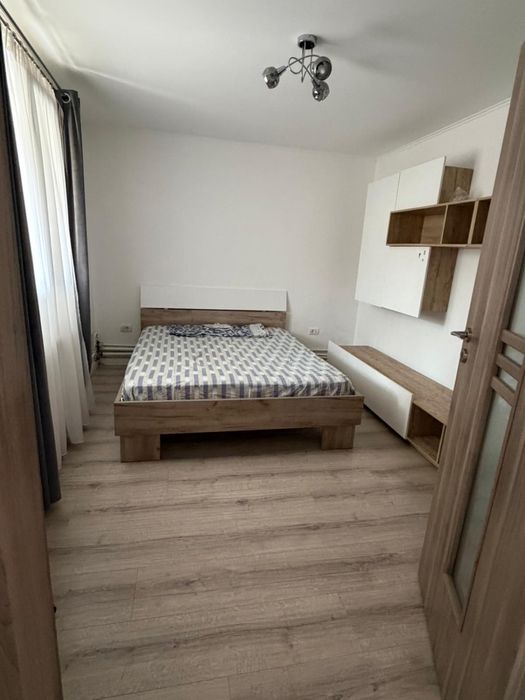 Închiriez casă individuală spațioasă 5 camere ( 200mp ) compusă din 2 apartamente cu intrare separată
