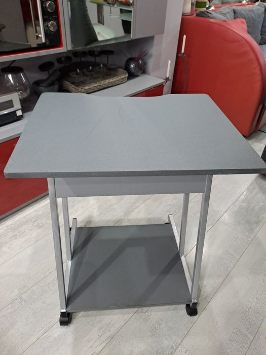 Компютърно бюро/маса/ с колела и изтеглящ се плот