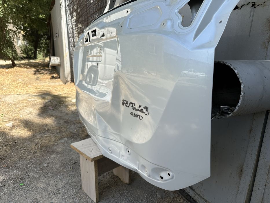 Дверя багажника,багажник Rav4.