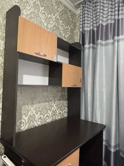 Компьютерный стол с надстройкой