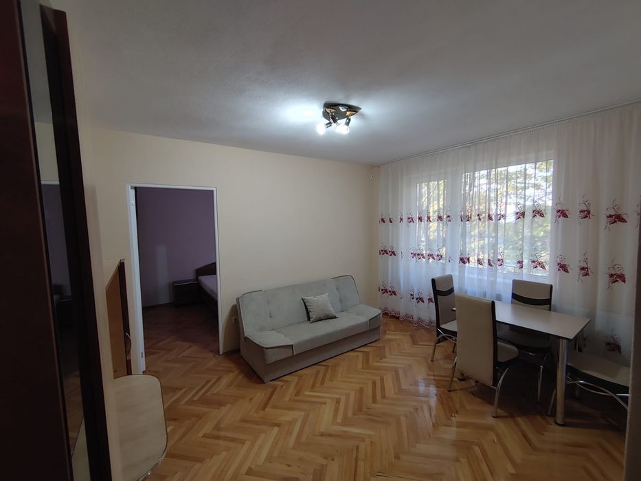 Apartament cu trei camere de închiriat