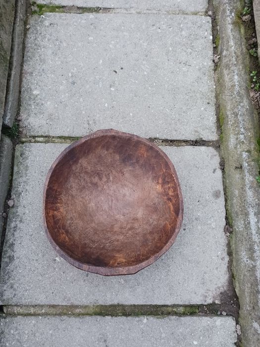 Дървени корита, гаванки, и мъжки кожен колан