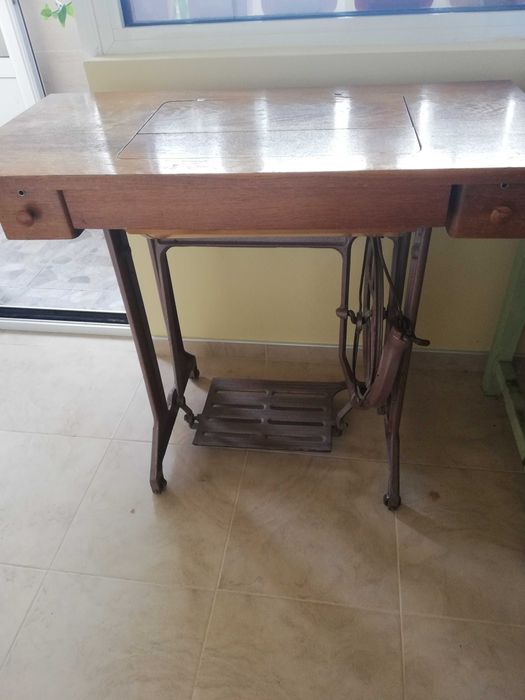 Крачна руска шевна машина с две чекмеджета