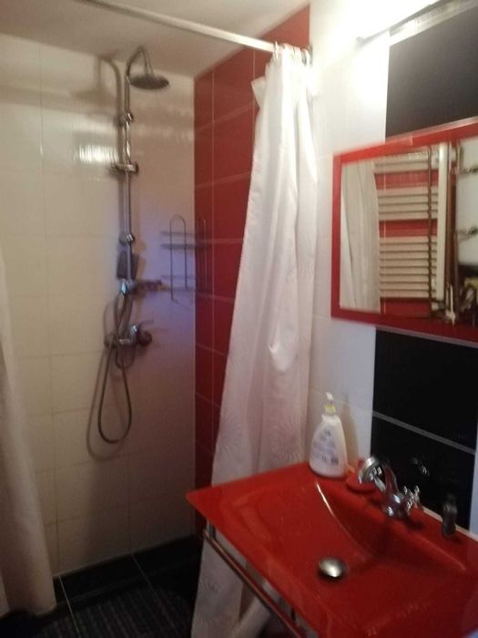De VANZARE apartament , curte comuna cu 3 ap. ZONA DECEBAL