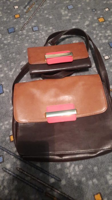 Vand poseta și portofel .