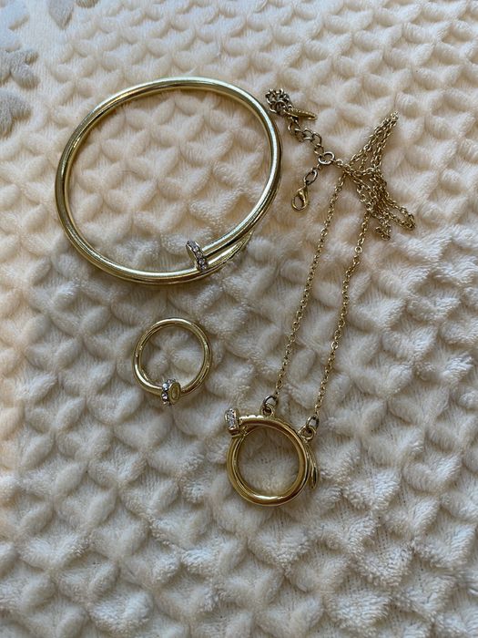 Комплект из браслета, кулона и кольца.