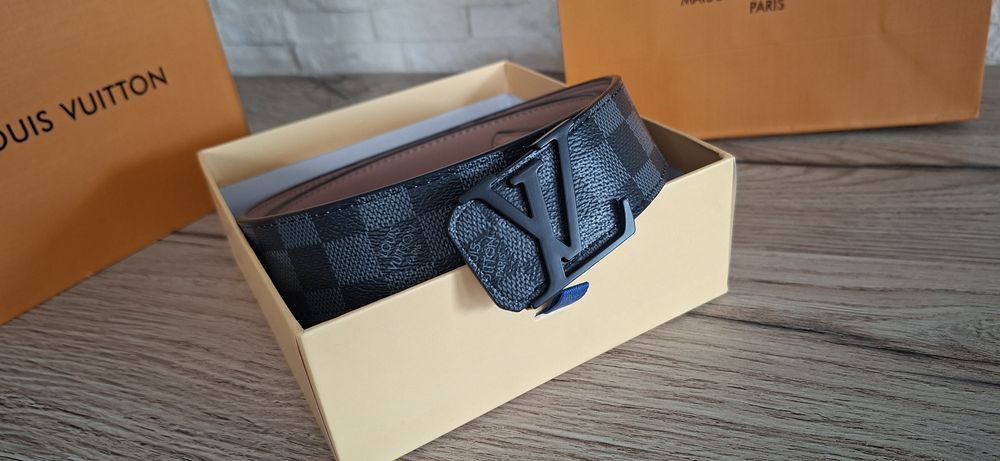 Продавам  кожен колан Louis Vuitton (Пълен комплект)