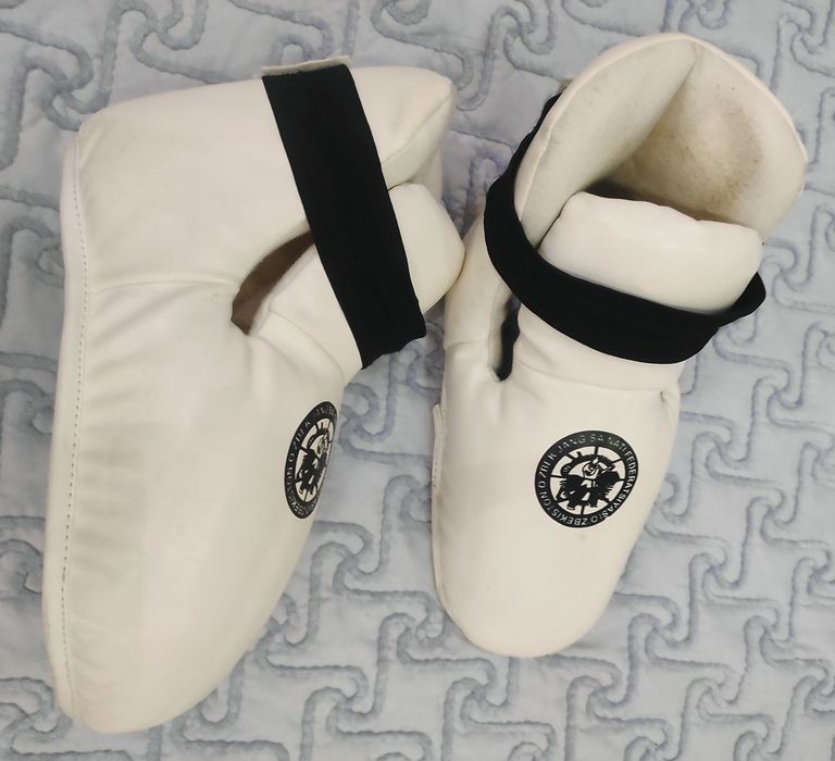 Продаются футы для занятия тейквондо .одели пару раз.