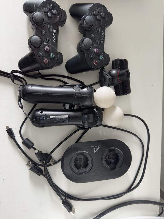 PS 3 slim + camera + 2 controllere + 2 joysticuri move + cateva jocuri
