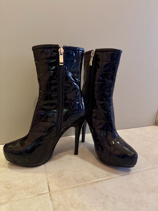 Черни лачени боти, 35-ти номер