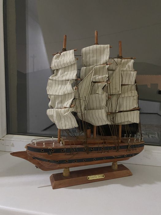 Сувенир қайық сатылады.