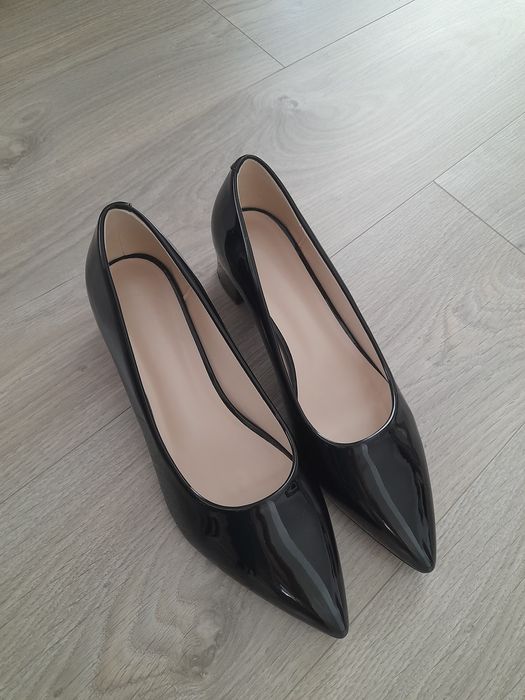 Pantofi marimea 39, noi