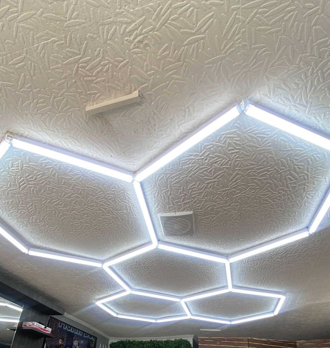 Tavane luminoase LED Frizerii: 1-14 Hexagoane configurabile. Lumină clară, fără umbre, care pune în valoare talentul și precizia frizerului!