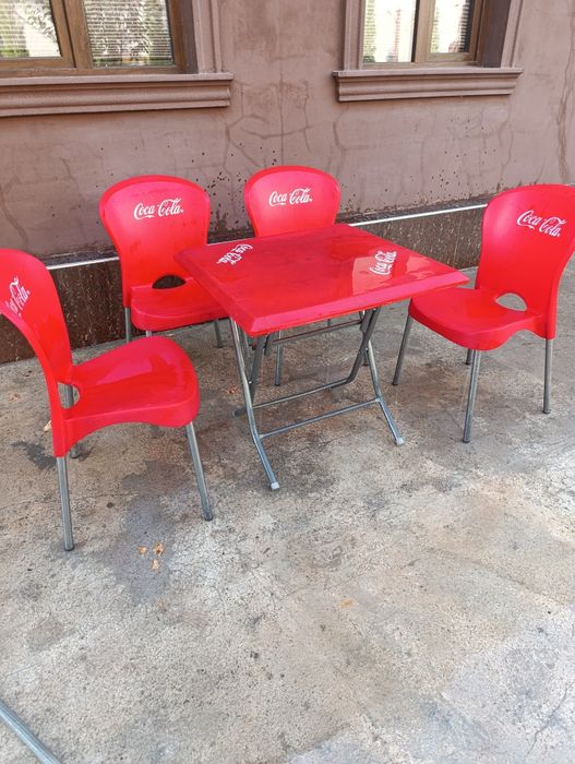 Кола стол стулья.