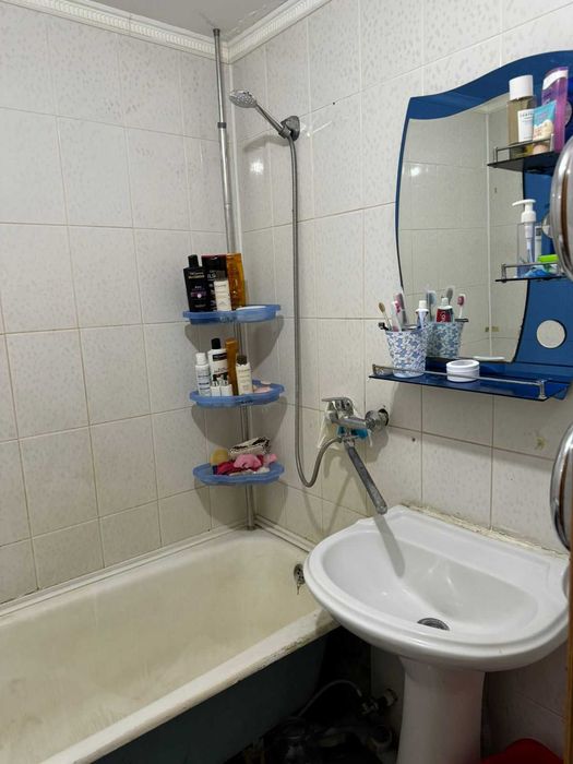 Продам 2х комнатную квартиру 8 мкр.