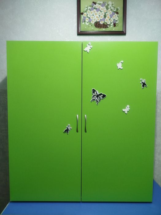 Детская кровать и шкаф